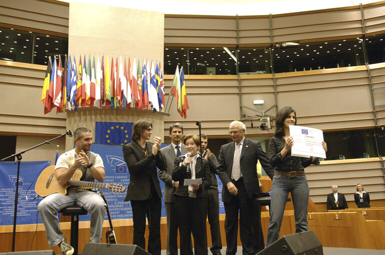 Fotografi 22: The EP and rockstar join forces to demand a ban on anti-personnel mines and to help victims of landmines.