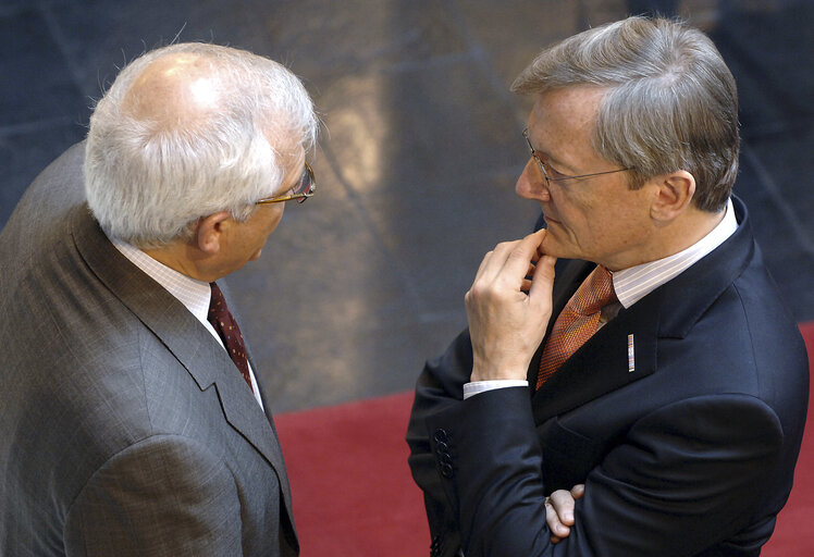 Fotografija 1: Austrian Chancellor chats with EP President in Strasbourg