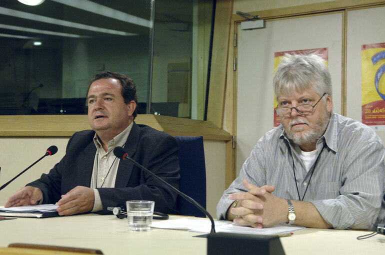 Foto 6: Press conference in Brussels following a meeting of the EP support group for the peace process in the Basque country