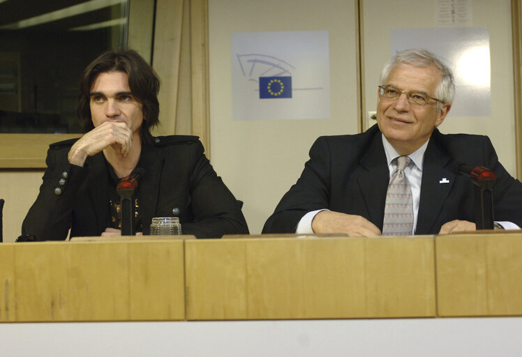 Fotografi 45: The EP and rockstar join forces to demand a ban on anti-personnel mines and to help victims of landmines.