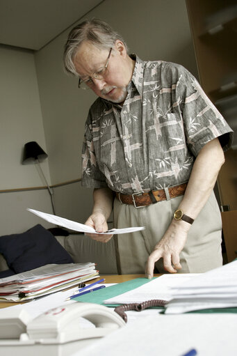 Fotogrāfija 5: Vytautas LANDSBERGIS  in his office at the EP in Brussels.