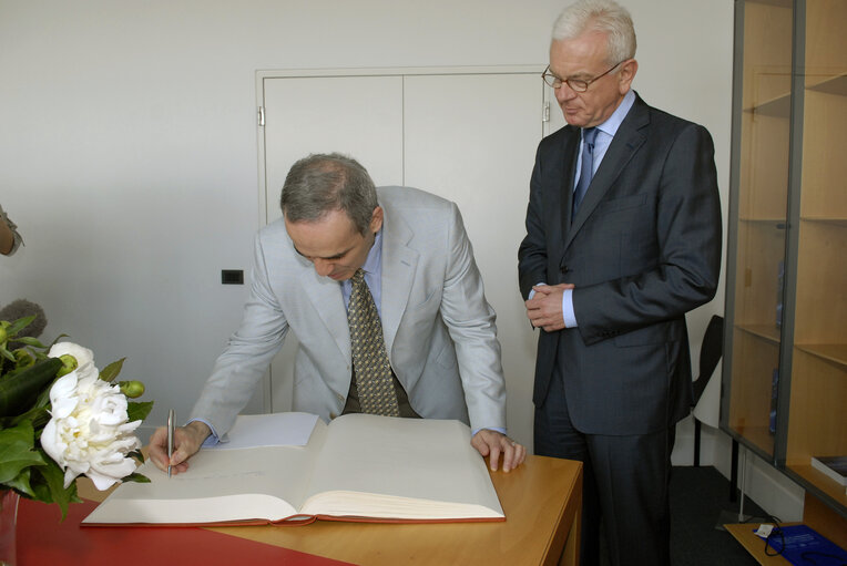 Nuotrauka 12: Hans-Gert POETTERING - EP President meets with Garry KASPAROV, leader of the United Civil Front of the Russian Federation