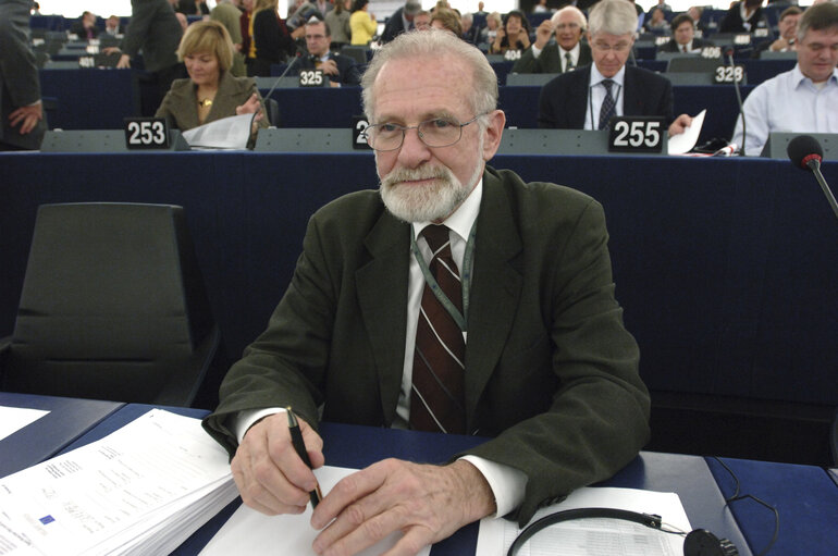 Fotografie 3: MEP Bronislaw GEREMEK attends a plenary session in Strasbourg