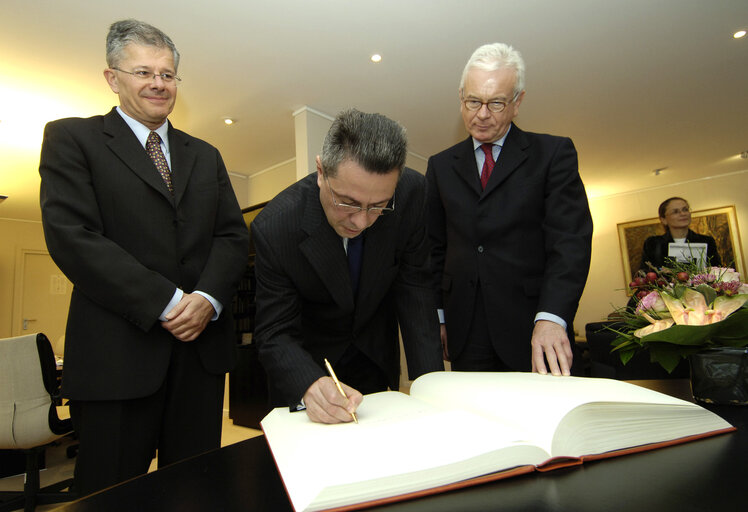 Valokuva 3: EP President meets with Mr Vladimir Drobnjak, EU Chief Negotiator of Croatia, in Brussels