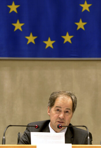 Fotogrāfija 4: Jo LEINEN in a meeting at the EP in Brussels.