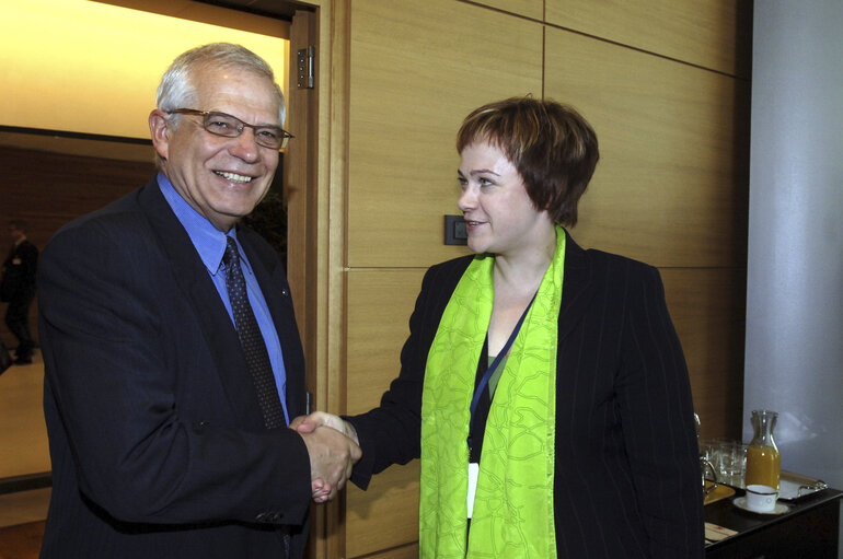 Photo 3: EP President meets with Finnish Minister of Commerce and Development, sign legislative texts in Strasbourg