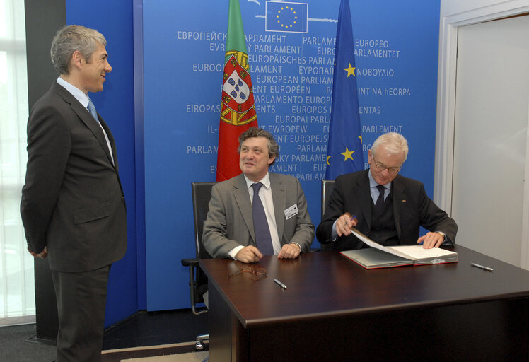 Photo 4: Signature LEX with the EP President and the Portuguese State Secretary for European Affairs