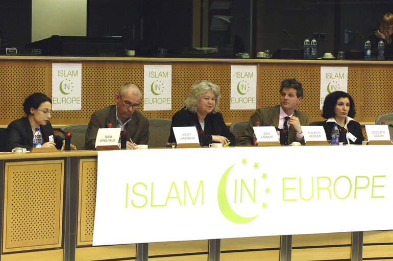 Photo 17: Meeting on Islam in Europe