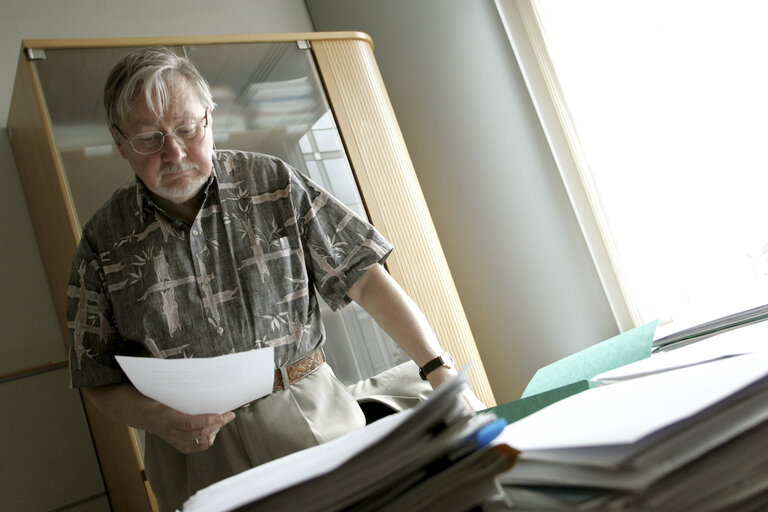 Fotogrāfija 8: Vytautas LANDSBERGIS  in his office at the EP in Brussels.