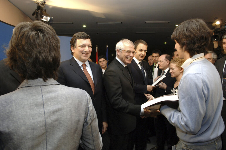 Fotografia 1: Opening of an exhibition commemorating the 20th anniversary of the accession of Spain and Portugal to the EU.