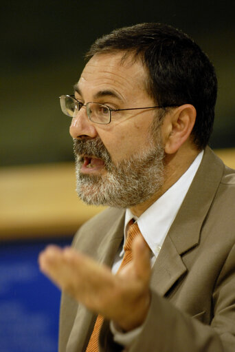 Fotografia 1: MEP David HAMMERSTEIN holds a press conference in Brussels