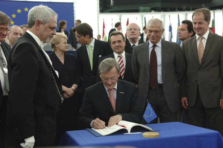 Fotografia 9: Signature of the new EU budget in presence of EP President, EC President and the Austrian Chancellor representing the EU Council