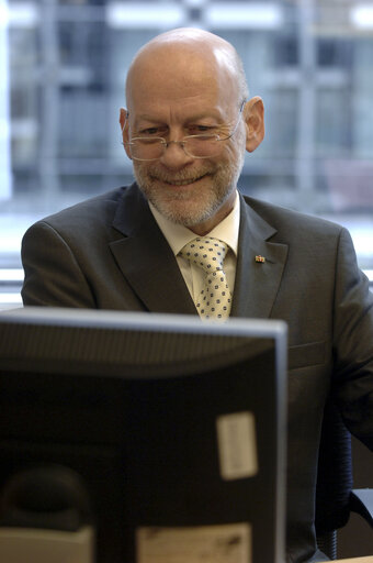 Foto 14: Portrait of MEP Horst POSDORF in Brussels