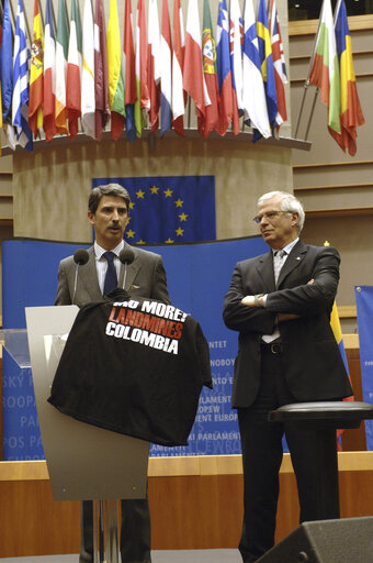 Suriet 28: The EP and rockstar join forces to demand a ban on anti-personnel mines and to help victims of landmines.