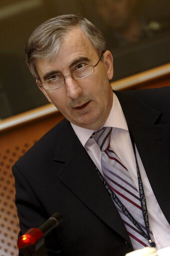 Fotografija 6: Gay MITCHELL in a meeting at the EP in Brussels.