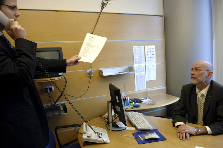 Foto 12: Portrait of MEP Horst POSDORF in Brussels