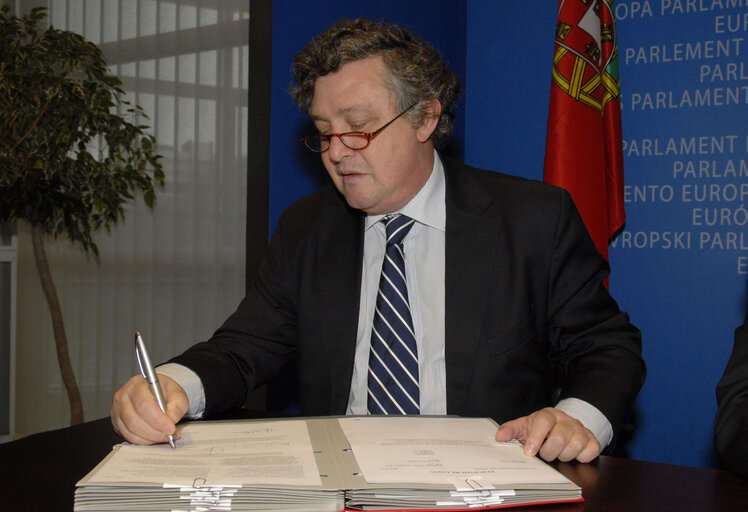 Photo 4: LEX Signing in Strasbourg - EP President signs European legislation with the representative of the Portuguese Council presidency, the Secretary of State for European Affairs