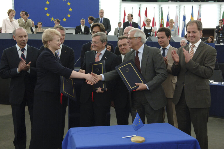 Foto 8: Signature of the new EU budget in presence of EP President, EC President and the Austrian Chancellor representing the EU Council