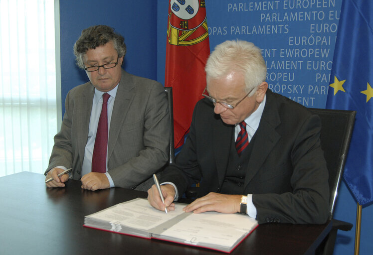 Photo 2: Sigature LEX with the EP President and the State Secretary for Foreign Affairs of Portugal.