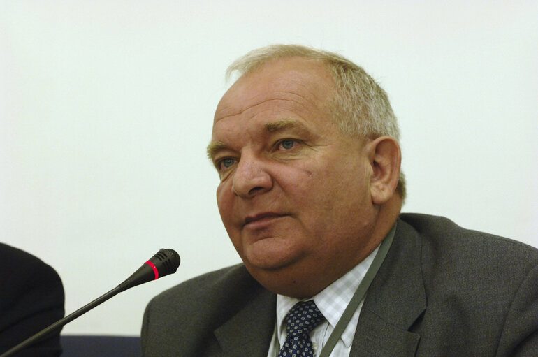 Valokuva 8: Joseph DAUL in a meeting at the EP in Brussels.