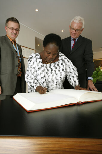 Fotografija 3: Hans Gert POETTERING - EP President meets with Gertrude MONGELLA, President of the Pan-African Parliament.