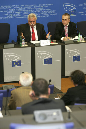 Zdjęcie 4: MEP Ioannis GKLAVAKIS holds a press conference in Strasbourg