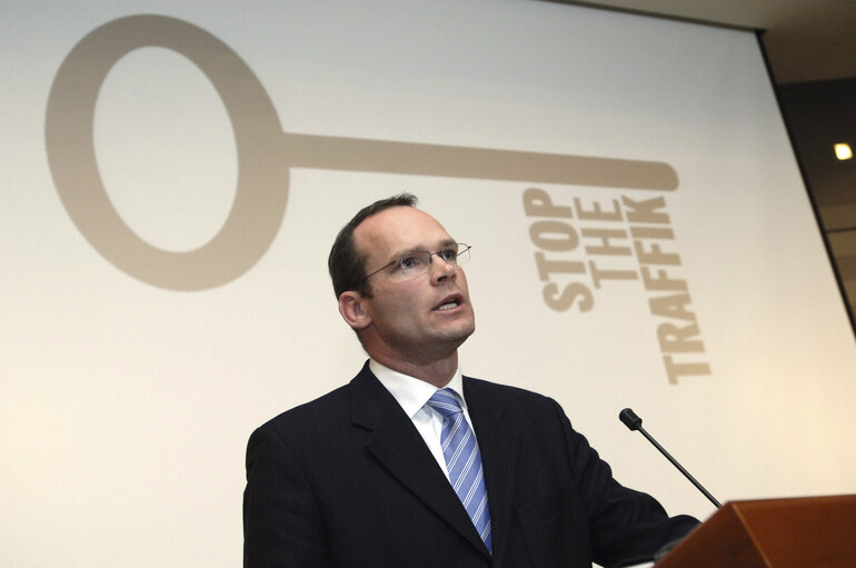 Fotografija 4: Simon COVENEY in a meeting at the EP in Brussels.