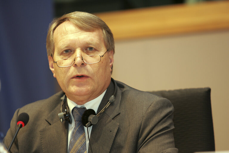 Fotogrāfija 1: MEP Georg JARZEMBOWSKI attends a meeting in Brussels