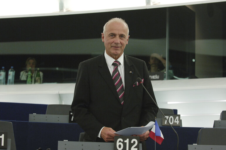 Fotogrāfija 4: MEP Fernand LE RACHINEL attends a plenary session in Strasbourg