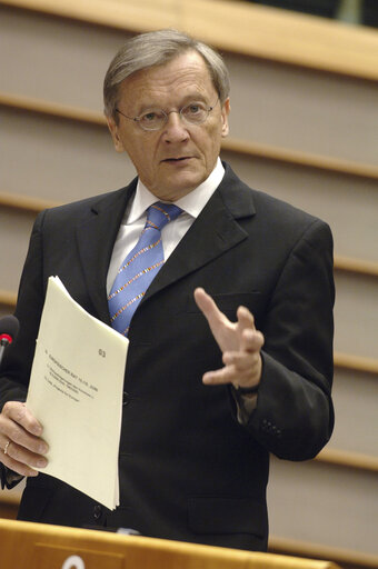 Foto 3: Plenary session - Austrian Chancellor presents the outcome of the European Council meeting