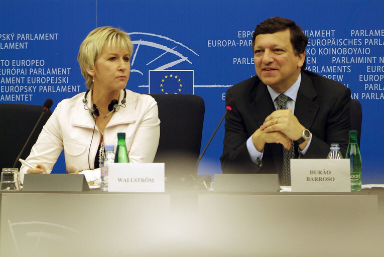 Foto 13: Press conference on the Commission's opinion on the IGC.