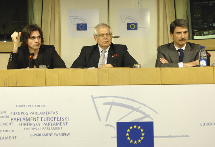 Fotografi 41: The EP and rockstar join forces to demand a ban on anti-personnel mines and to help victims of landmines.