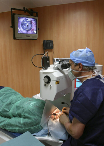 Fotografia 3: Doctor examining a patient.