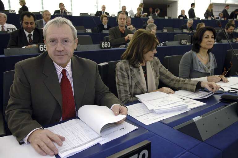 Foto 2: MEP Thierry CORNILLET attends a plenary session in Strasbourg