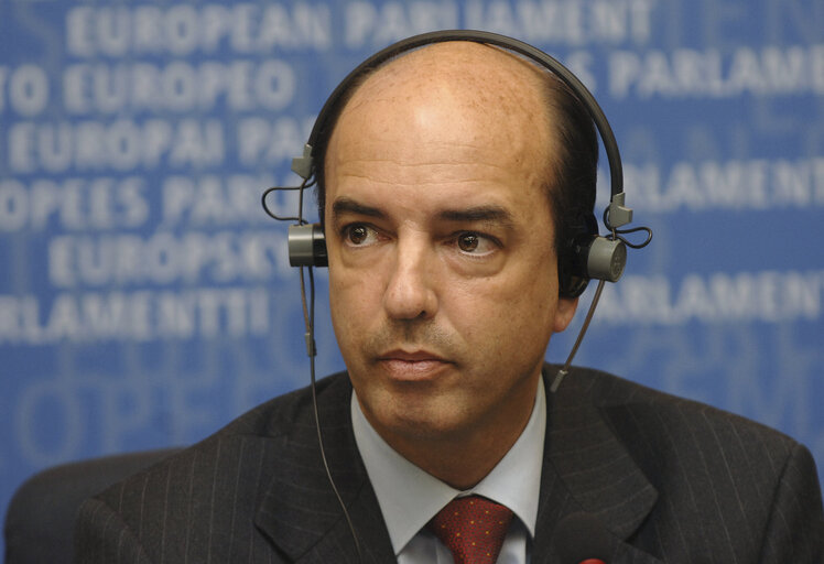 Valokuva 2: Carlos COELHO in a meeting at the EP in Brussels.