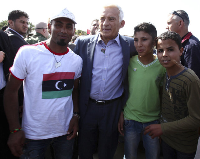 Fotó 8: President of the European Parliament Jerzy Buzek poses with Libyan youths during his visit to the Bab Al-Aziziya, the former fortified compound of ousted Moamer Kadhafi, in Tripoli on October 30, 2011.