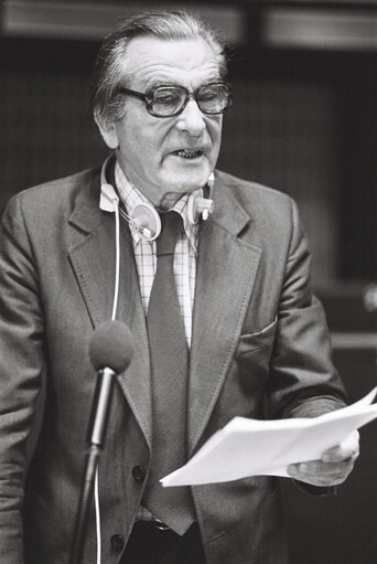 Foto 15: Sean Michael BROSNAN, Member of the European Parliament, during a session in Strasbourg in February 1978.