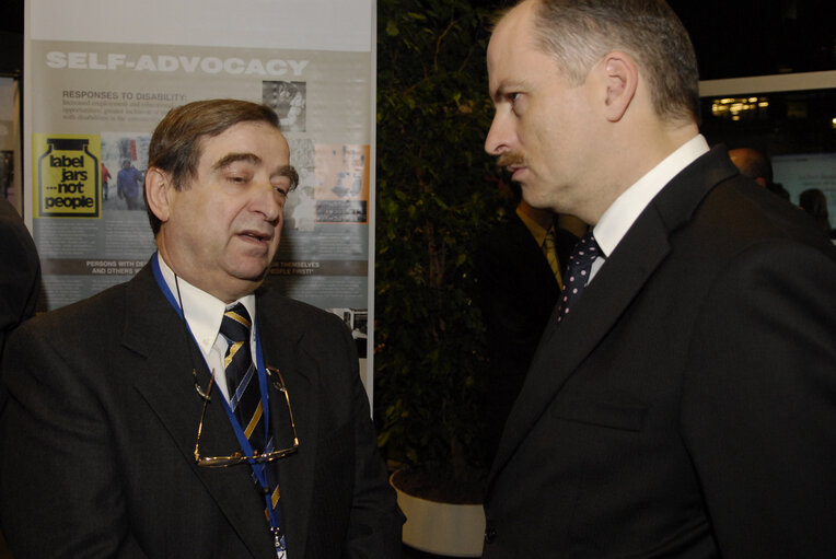 Billede 2: Fair chances for both men and women  Women’s rights/Equal opportunities