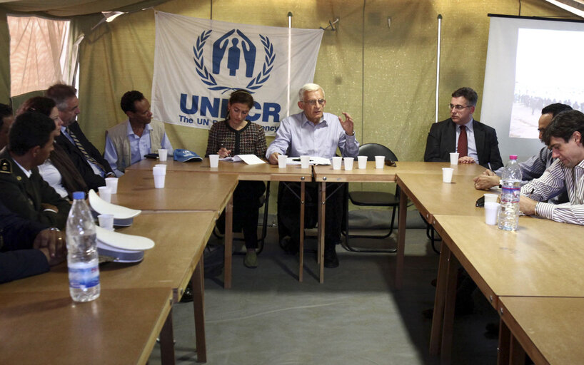 Fotó 3: President of the European Parliament Jerzy Buzek meets with officials with international humanitarian agencies at the Shusha refugee camp on the Tunisian-Libyan border on October 30, 2011.