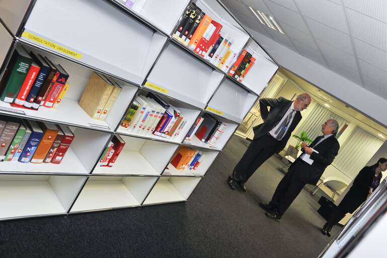 Photo 4 : Official opening event of new premises of Library Reading Room and ITEC service desk