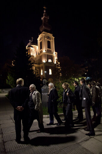 Fotogrāfija 28: President of the European Parliament Jerzy Buzek takes a short walk in tour of the Old Town in Sarajevo