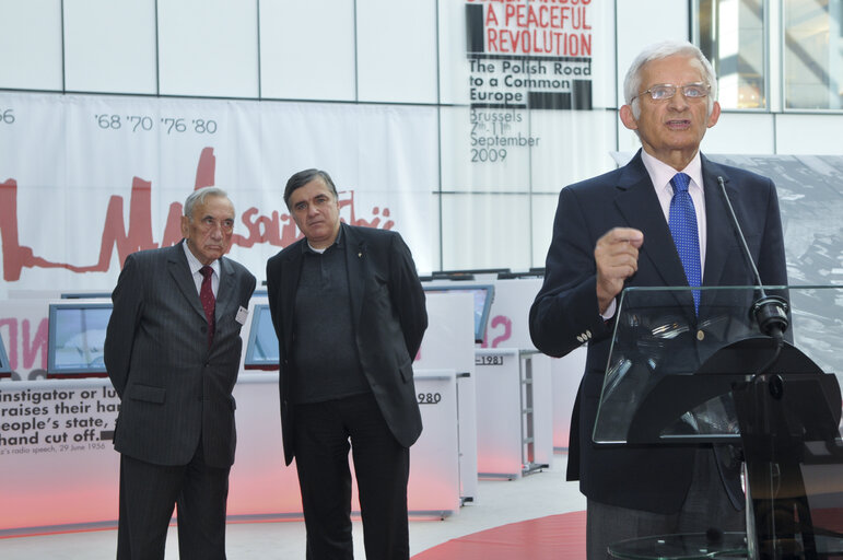 Fotagrafa 2: EP President welcomes Prime Minister of the first Polish post-communist government, at the European Parliament on the occasion of opening Solidarnosc. A Peaceful Revolution exhibition