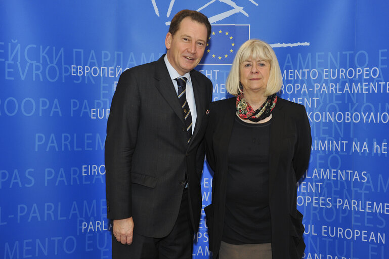 Fotografia 7: Sir Graham WATSON welcomes the leader of Bristol City Council to the European Parliament in Brussels.