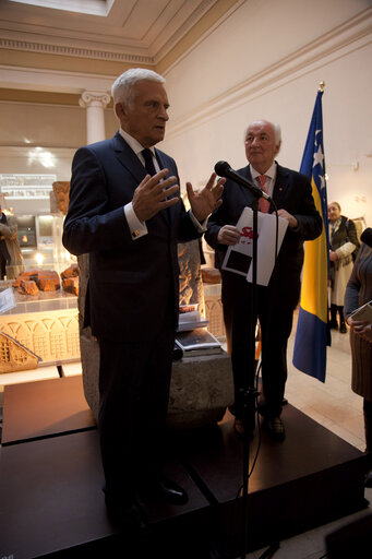 Photo 17 : President of the European Parliament Jerzy Buzek (L) receives the Freedom Award of the International Peace Centre Sarajevo for extraordinary contribution to human rights and peace in Europe at the Museum of Sarajevo