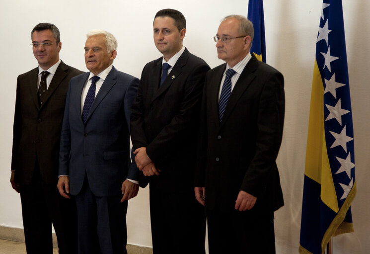 Fotogrāfija 5: President of the European Parliament Jerzy Buzek (2nd L) poses for a picture with leadership of the Parliamentary Assembly of Bosnia and Herzegovina Bozo ljubic (R), Ognjen Tadic (L), Denis Becirovic (2nd R) prior to their meeting in Sarajevo