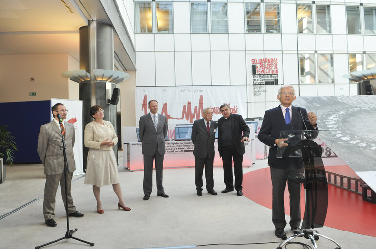 Fotogrāfija 3: EP President welcomes Prime Minister of the first Polish post-communist government, at the European Parliament on the occasion of opening Solidarnosc. A Peaceful Revolution exhibition