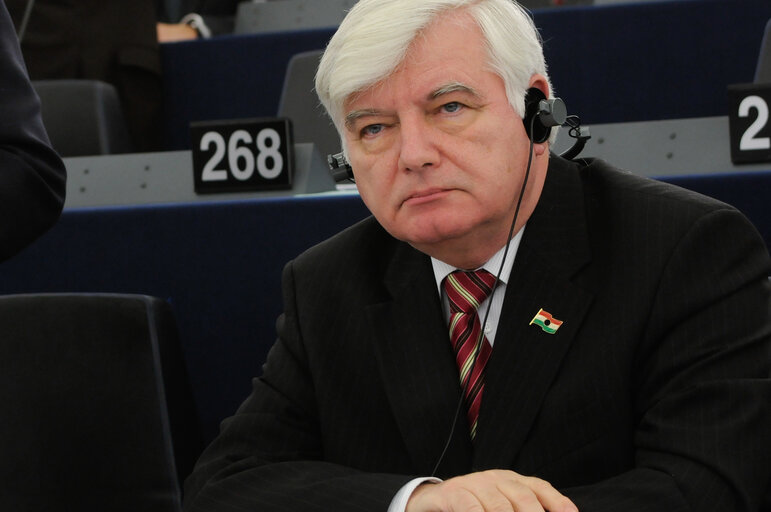 Fotografie 1: MEP Laszlo SURJAN attends a plenary session in Strasbourg