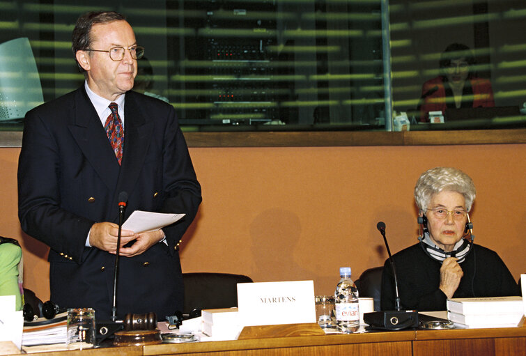 Foto 5: EPP Group meeting with Chiara LUBICH