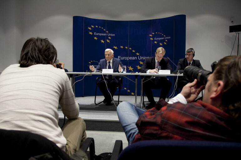 Fotogrāfija 13: President of the European Parliament Jerzy Buzek (L) and Peter Sorensen, EU Special Representative and Head of EU Delegation to Bosnia and Herzegovina give a press conference in Sarajevo