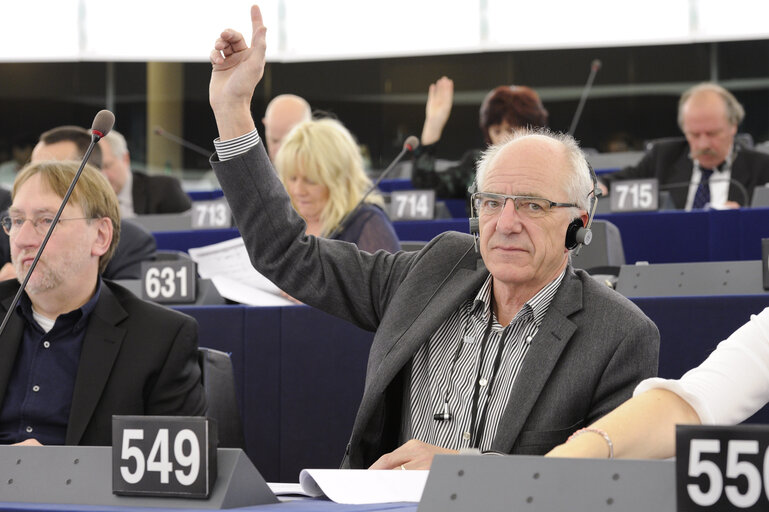 Fotogrāfija 3: Olle LUDVIGSSON votes at the plenary session in Strasbourg